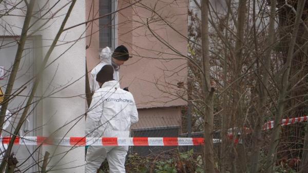 O mamă și fiii ei au tocmit o puștoaică de 14 ani să-l omoare pe tatăl familiei. Bietul om a fost atacat cu maceta în timp ce dormea, în casa lor din Bochum