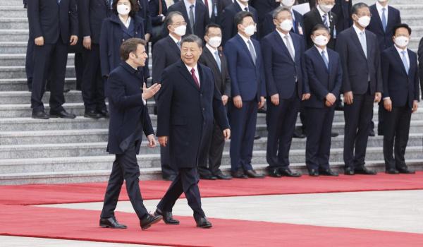 Macron, primit cu fast în China. Xi Jinping l-a întâmpinat pe un covor roșu uriaș. Marseilleza, cântată în Piaţa Tiananmen