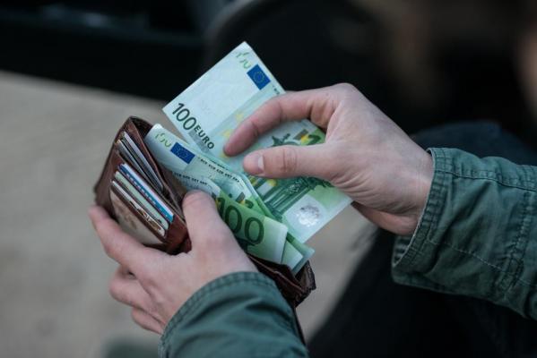 Un tânăr de 22 de ani din Satu Mare a încercat să vândă o femeie pentru 1.000 de euro