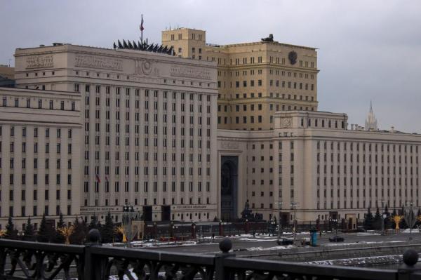Un bărbat înarmat cu un pistol a încercat să intre în clădirea Ministerului Apărării rus din Moscova: "Intrusul gesticula şi striga ceva"