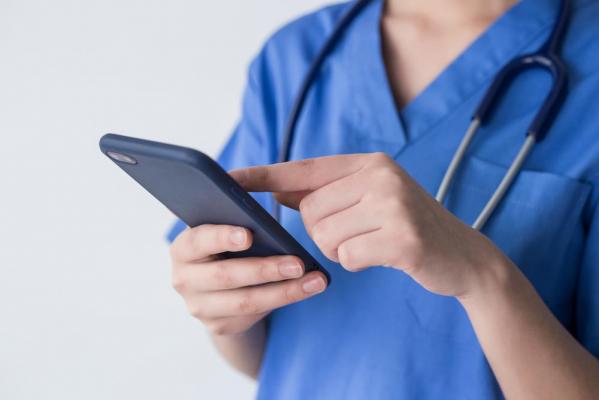 O asistentă medicală din Australia a omorât un pacient de 85 de ani după ce a oprit monitorul cardiac. Femeia voia să-şi sune familia pe FaceTime