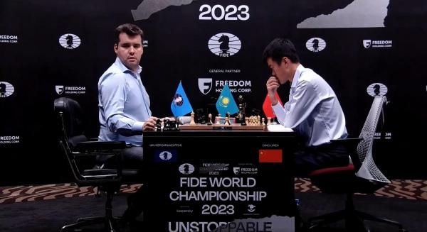 Ian Nepomniaşci și Ding Liren în finala campionatului mondial de șah de la Astana, 30 aprilie 2023