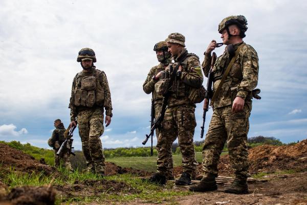 militari ucraineni pe front