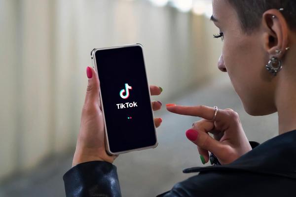Interzicerea aplicaţiei TikTok pe telefoanele de serviciu ale angajaţilor la stat. Decizia ar putea fi luată miercuri