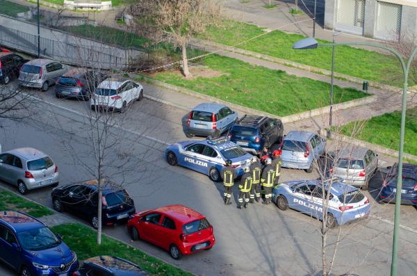 Scene de groază în Italia. Un român amenința că își va arunca fetița pe fereastră. A fost oprit cu electroșocuri