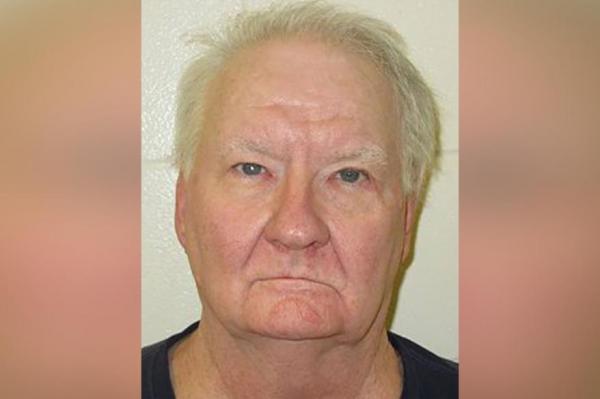 Un criminal condamnat pe viaţă cere să fie eliberat după ce a supravieţuit unui infarct. Crede că a fost "reînviat", iar sentinţa a luat sfârşit