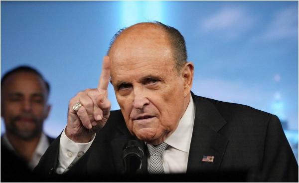 Femeia susține că o obliga să lucreze goală