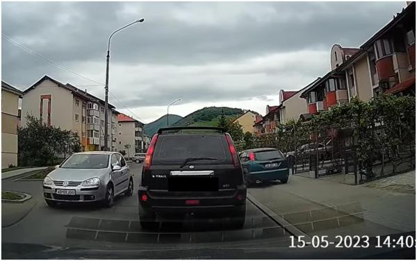 Şofer nerăbdător, filmat cum depăşeşte prin dreapta, pe trotuar, în Cugir. Cu ce amendă s-a ales