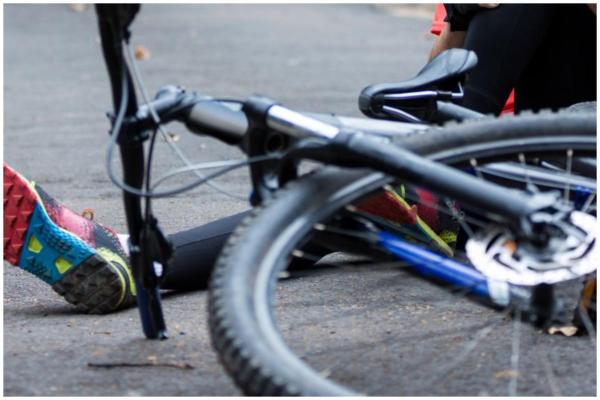 Un tânăr de 27 de ani a murit după ce a căzut de pe bicicletă