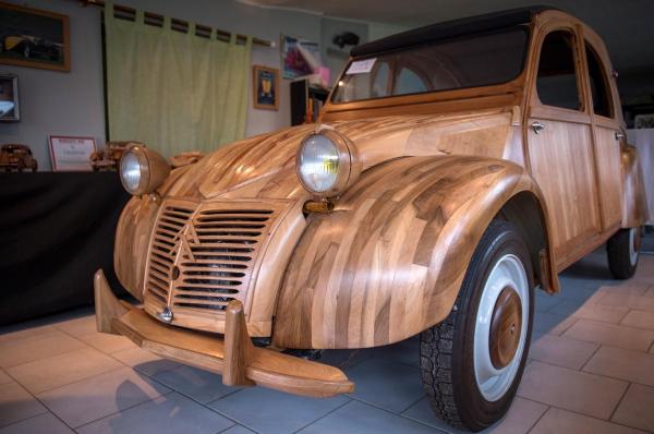Un Citroen 2CV din lemn, unic în lume, scos la licitaţie în Franţa pe 4 iunie. Cât costă