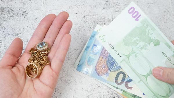 Un bărbat şi-a uitat borseta cu 6.500 de euro, 5.000 de lire sterline, 10.000 de lei şi bijuterii din aur într-un autobuz din Piteşti