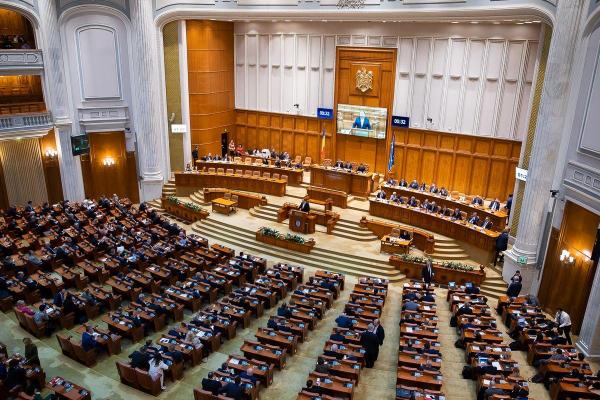 Legile Educației au fost adoptate de Senat în prima zi a grevei profesorilor și merg la promulgare la Klaus Iohannis