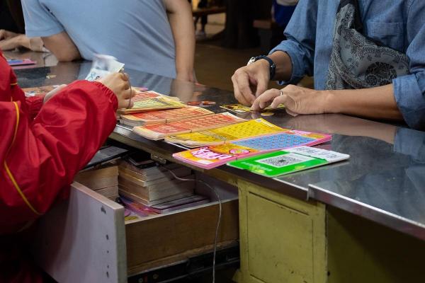 Chinezii fac coadă la loterie în încercarea de a se îmbogăţi. Număr record de bilete vândute în ultima lună