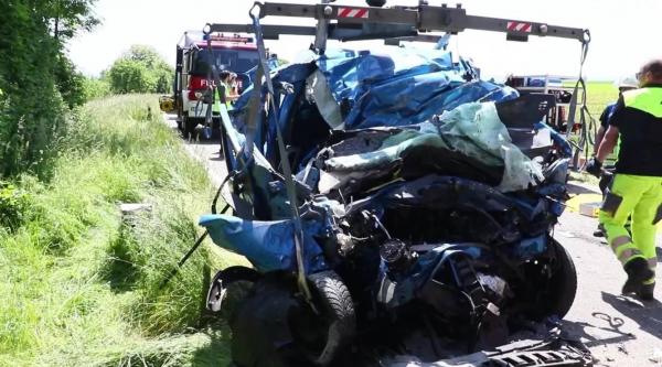 O tânără a murit pe loc într-o Dacie zdrobită pe contrasens de un camion încărcat cu saci și cărămizi. Dezastru filmat pe un drum din Germania