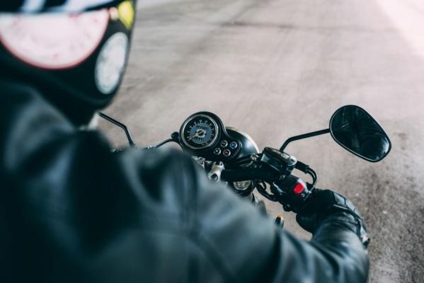 Tânăr de 21 de ani din Bihor, rănit după ce s-a izbit violent cu motocicleta de o maşină. Băiatul nu avea permis, iar motorul nu era înmatriculat