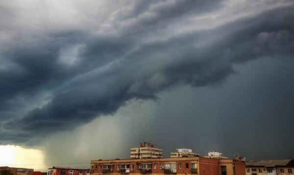 Alertă meteo de ploi torențiale, grindină și vijelii în 16 județe, de la ora 12.00. Cod galben de vreme severă până la noapte