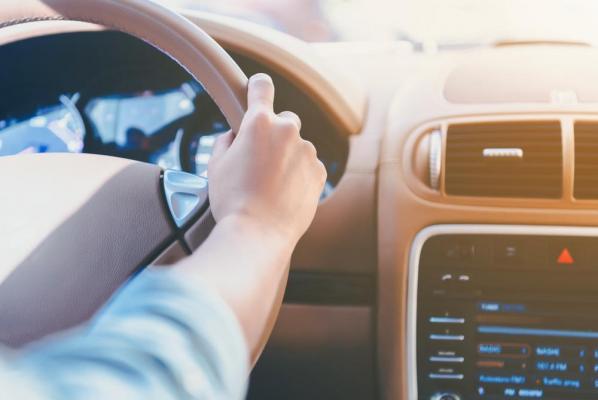 Un copil de 14 ani a furat mașina tatălui său și condus pe un drum din Gorj. Cursa nesăbuită s-a încheiat după ce s-a răsturnat cu vehicului