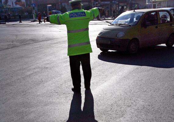 Un poliţist din Alba, lovit în intersecţie de o şoferiţă neatentă