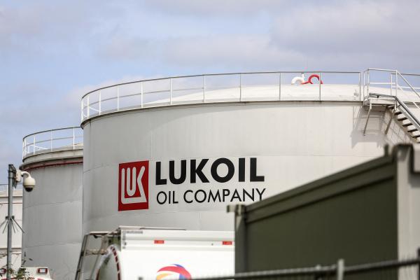 Ruşii vând rafinăria ISAB din Sicilia unei firme cipriote. Cu cât au scăzut veniturile Lukoil în primul trimestru din 2023