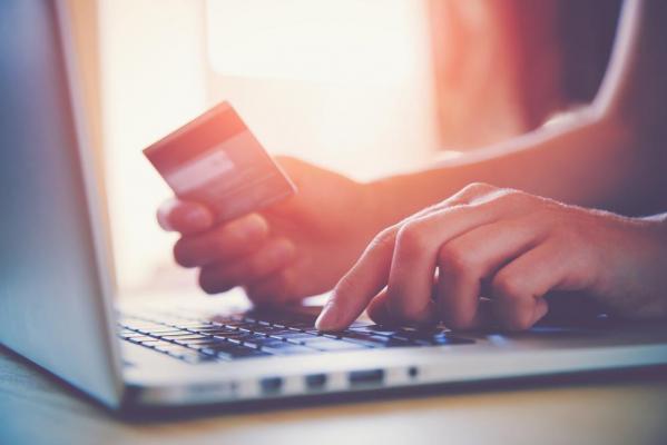 Tânăr din Botoşani, cercetat după ce ar fi cheltuit peste 50.000 de lei cu cardul altei persoane. I-au fost confiscate 4 telefoane şi un laptop