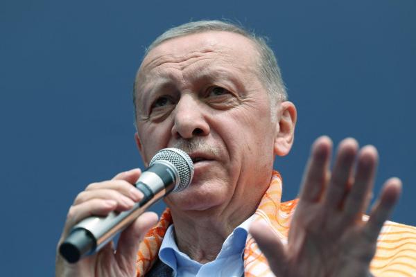Mutare disperată. Erdogan creşte salariile bugetarilor cu 45% cu 4 zile înainte de alegeri. Ce arată sondajele