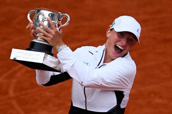 Iga Swiatek a învins-o pe Karolina Muchova după un meci de foc, la Roland Garros