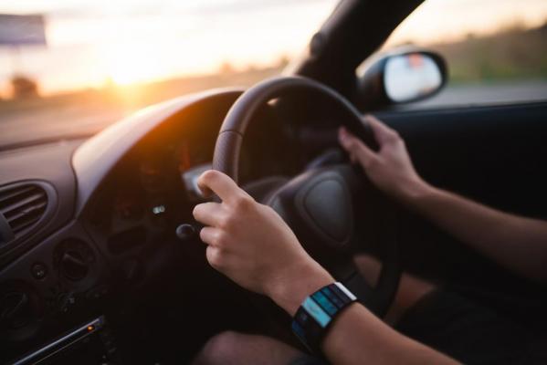 Un băiat s-a răsturnat cu maşina în şanţ, după ce a furat cheile tatăl său în miez de noapte. Minorul din Suceava consumase alcool