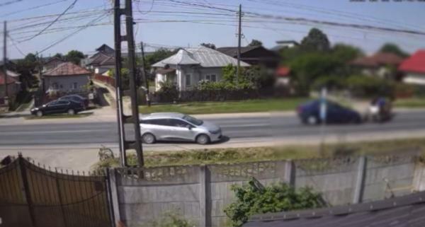 Momentul când un vitezoman aflat în depăşire ia pe sus o căruţă, în Argeş. Doi copii şi un adult, transportaţi la spital