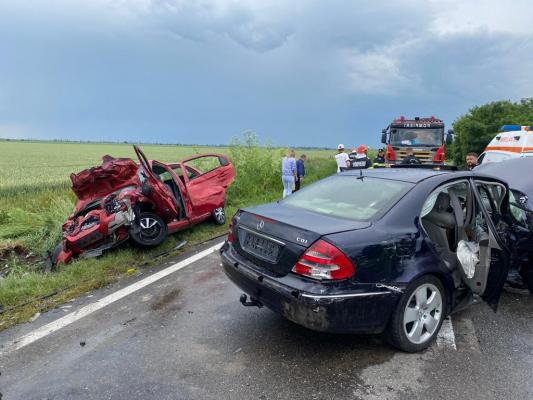 Accident cu două maşini făcute zob, pe DN1B, la Loloiasca. Cinci persoane, între care un copil de 5 ani, transportaţi de urgenţă la spital