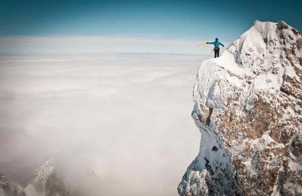 Alpinistul, mort după ce a căzut în gol 400 de metri, de pe vârful Zugspitze din Germania
