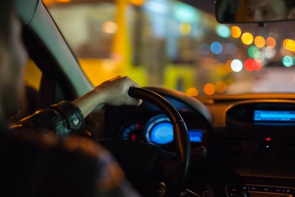 Tânăr de 18 ani, salvat în ultima clipă de poliţişti. A plecat de acasă după ce s-a certat cu mama lui şi a ameninţat că se sinucide