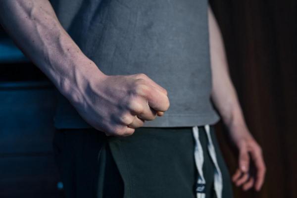 Tânăr de 27 de ani din Dolj, reţinut pentru 24 de ore după ce și-a sechestrat și bătut un vecin