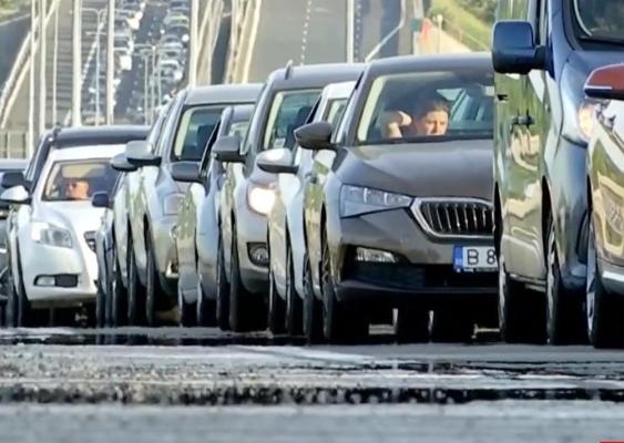 Şoferii, obligaţi să aprindă luminile de întâlnire pe toate drumurile publice. Ce riscă cei care nu o fac