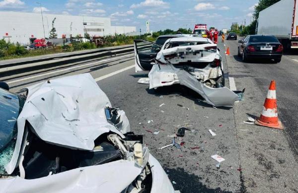 Accident grav cu 5 maşini făcute praf, pe A1, la intrarea în Capitală