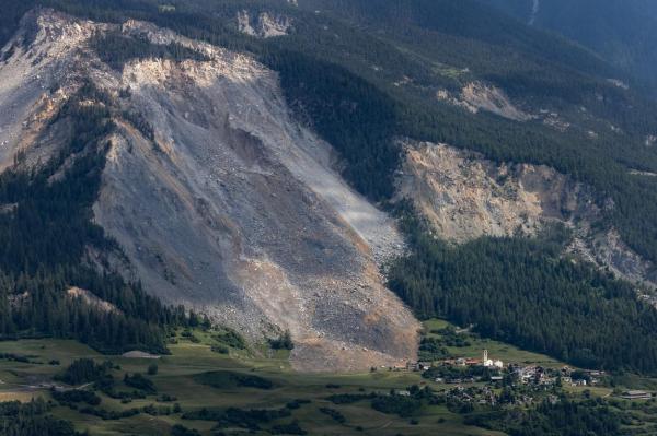 Sătuc din Elveţia, la un pas să fie îngropat după o cădere masivă de pietre. Localnicii fuseseră evacuaţi în urmă cu o lună