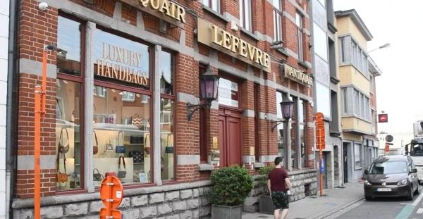 Trei români au furat peste 80 de genţi de lux în Belgia, după ce au spart peretele unui magazin. Le vindeau apoi pe siteurile din România