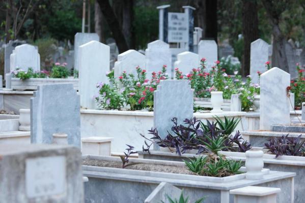 Iubire şi dincolo de moarte: O bătrână de 85 de ani a fost găsită moartă lângă mormântul soţului său, într-un cimitir din Franţa