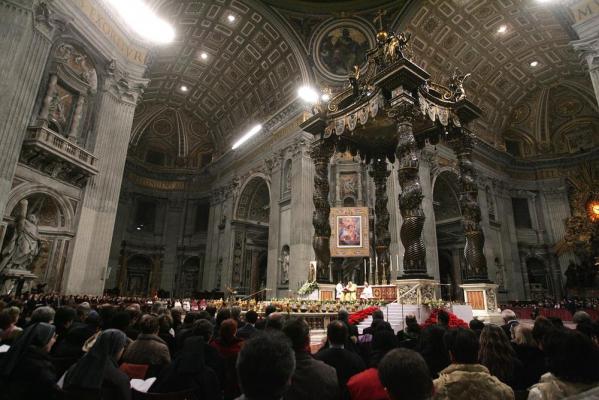 S-a dezbărcat și s-a urcat complet gol pe altarul principal din Bazilica Sf. Petru din Vatican. Bărbatul a fost ridicat de gărzile elvețiene