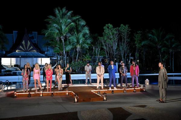 Concurenţii Insula Iubirii vizitează resortul în care partenerii lor vor locui alături de ispite