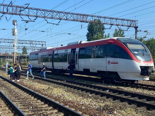 Un tren care făcea legătura între Aeroportul Otopeni şi Gara de Nord s-a stricat pe traseu