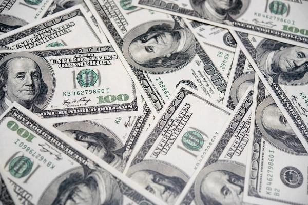 Leul românesc şi-a îmbunătăţit mult situaţia în raport cu dolarul american