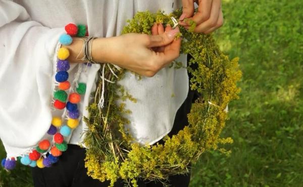 Tradiţiile de Sânziene, respectate cu sfinţenie: Tinerele au împletit cununi pentru a vedea dacă se mărită. Cum funcţionează obiceiul