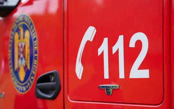 Un incendiu puternic a cuprins o casă din Iaşi. Femeie de 64 de ani, găsită carbonizată în locuinţă