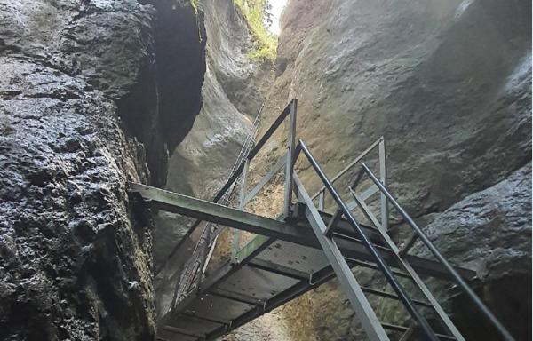 Canionul 7 Scări este situat în judeţul Braşov