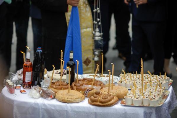 Moșii de vară 2023. Tradiții și obiceiuri pentru pomenirea morților. Ce trebuie să dăm de pomană astăzi