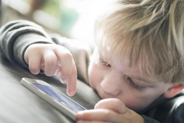 Oraşul în care copiii mai mici de 13 ani nu mai au voie să folosească smartphone-uri
