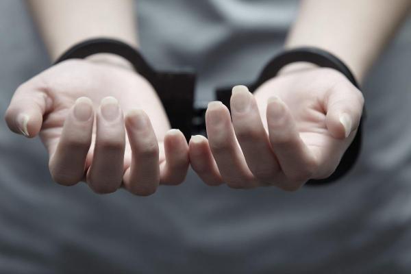 O tânără de 24 de ani şi-a ajutat iubitul să-şi omoare mama şi sora vitregă de doar 11 ani, în Italia. Femeia a fost prinsă de poliţie în Petricani