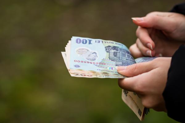 Salariile angajaţilor din sănătate, asistență socială și apărare, ordine publică și securitate, majorate. Anunţul ministerului Muncii