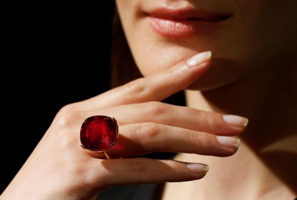 Record la licitaţie pentru un rubin uriaş