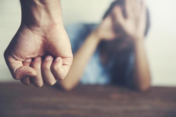 Un bărbat din UK şi-a bătut şi sugrumat soţia în timpul unui apel video cu fratele ei